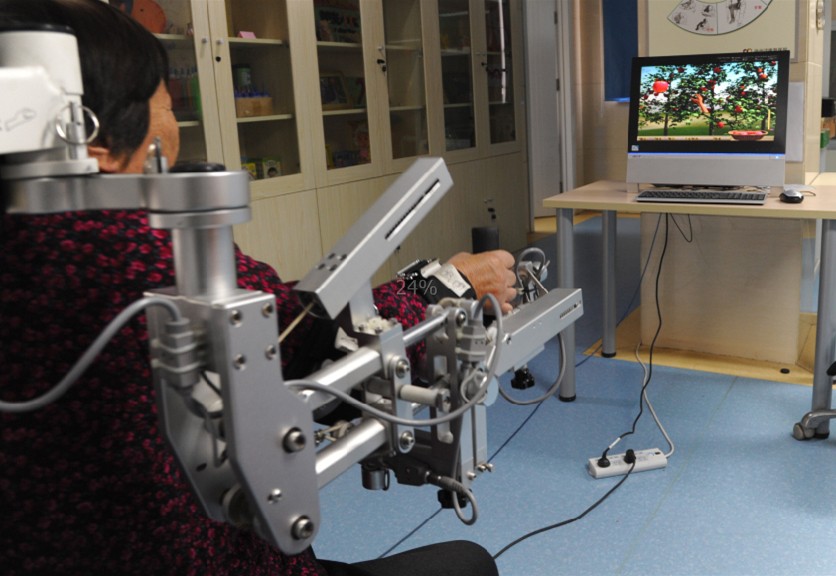 上肢康复机器人 助患者进行康复训练